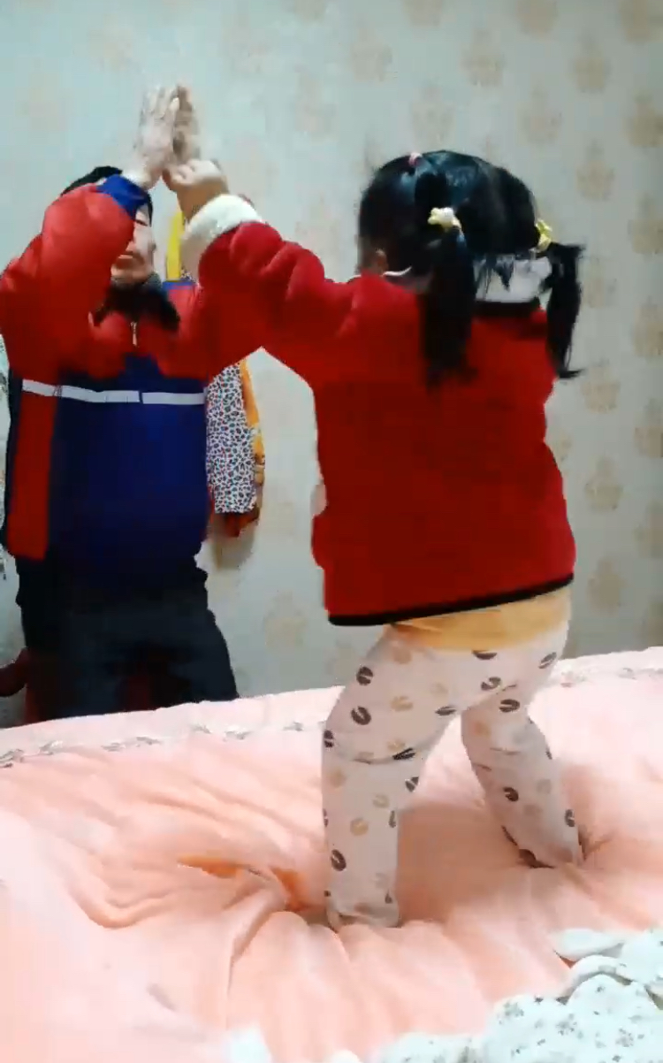 跟爷爷玩耍 2023-05-08