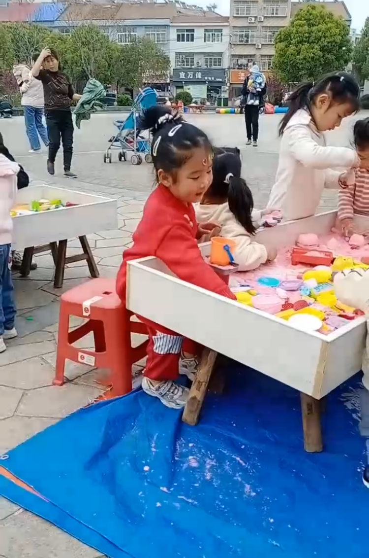 在广场玩耍 2023-05-31